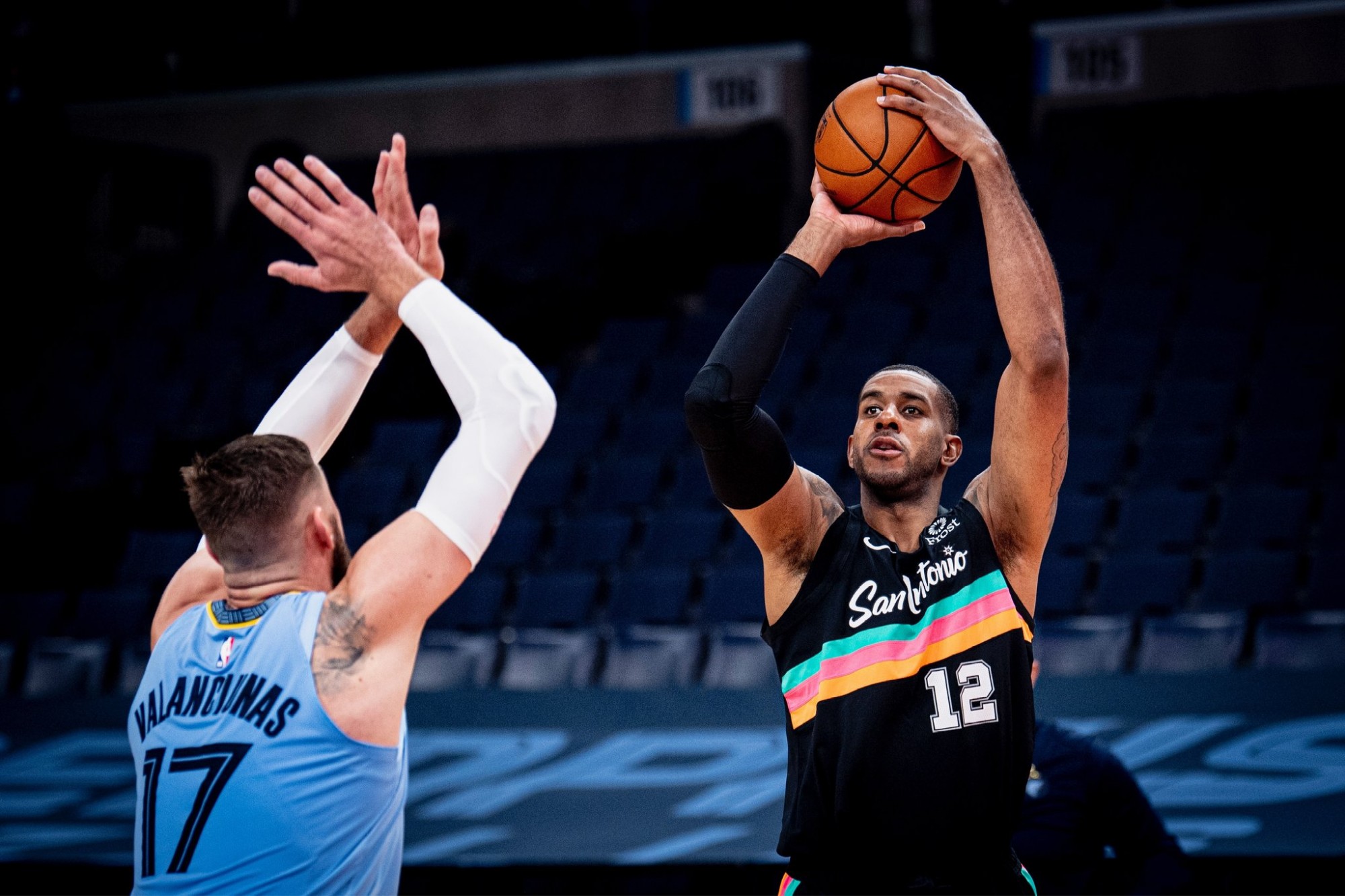 展示了他在 展示了他在